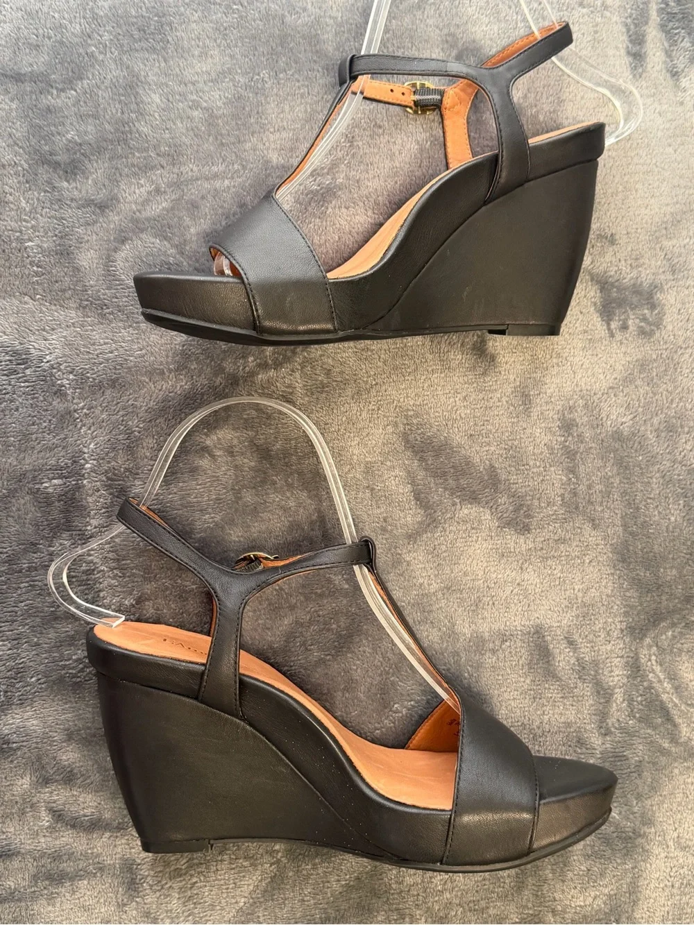 L’Amour Des Pieds Idelle Black Leather Wedge T Strap Sandals 7M NWOB